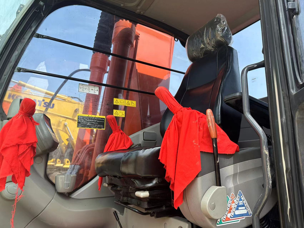 Hitachi ZX200 Excavator Click for Discount - Escavatore: foto 2 Hitachi ZX200 Excavator Click for Discount - Escavatore: foto 2