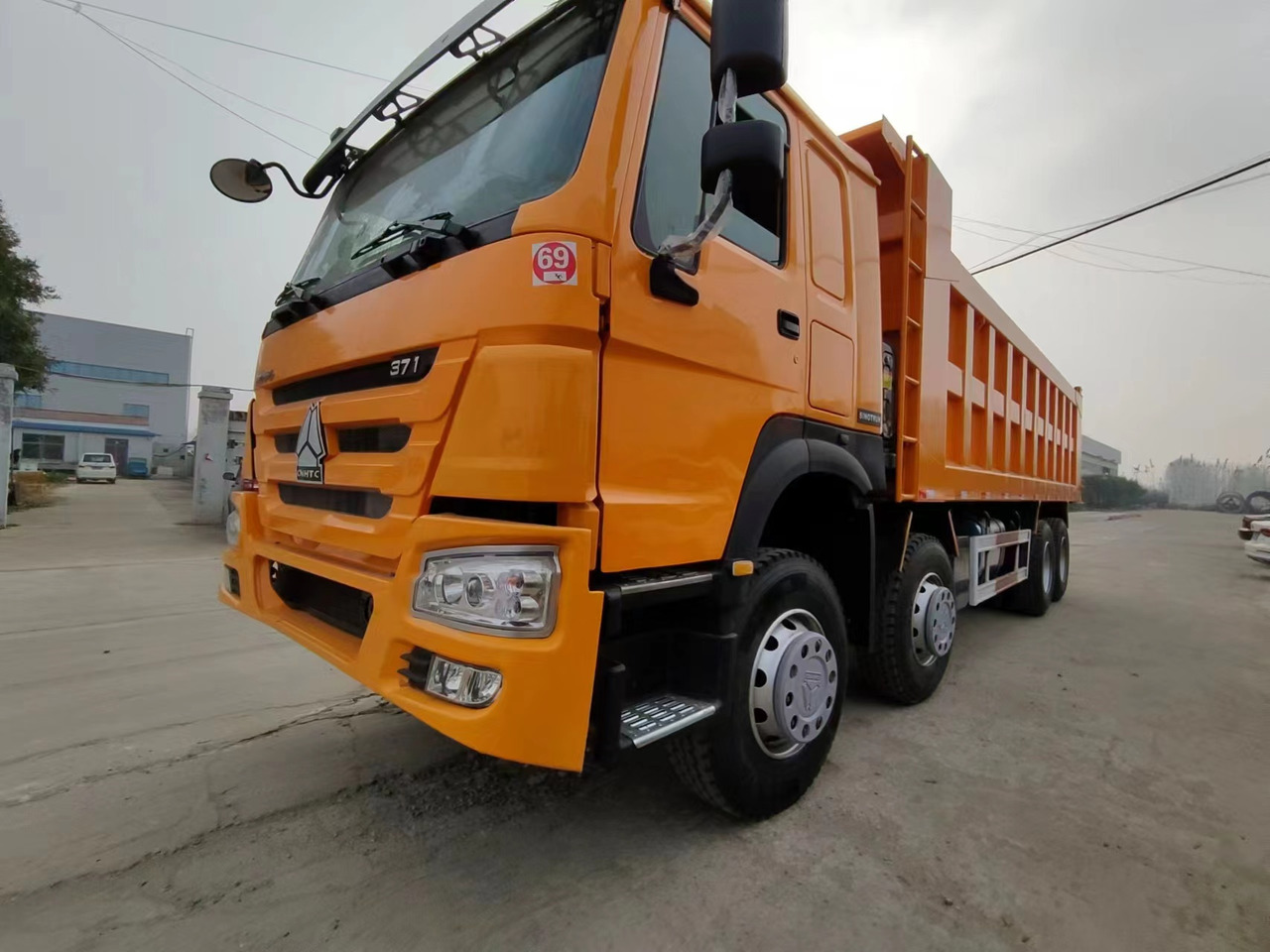 Autocarro ribaltabile SINOTRUK HOWO 371 8X4 CLICK HERE FOR DISCOUNT: foto 1