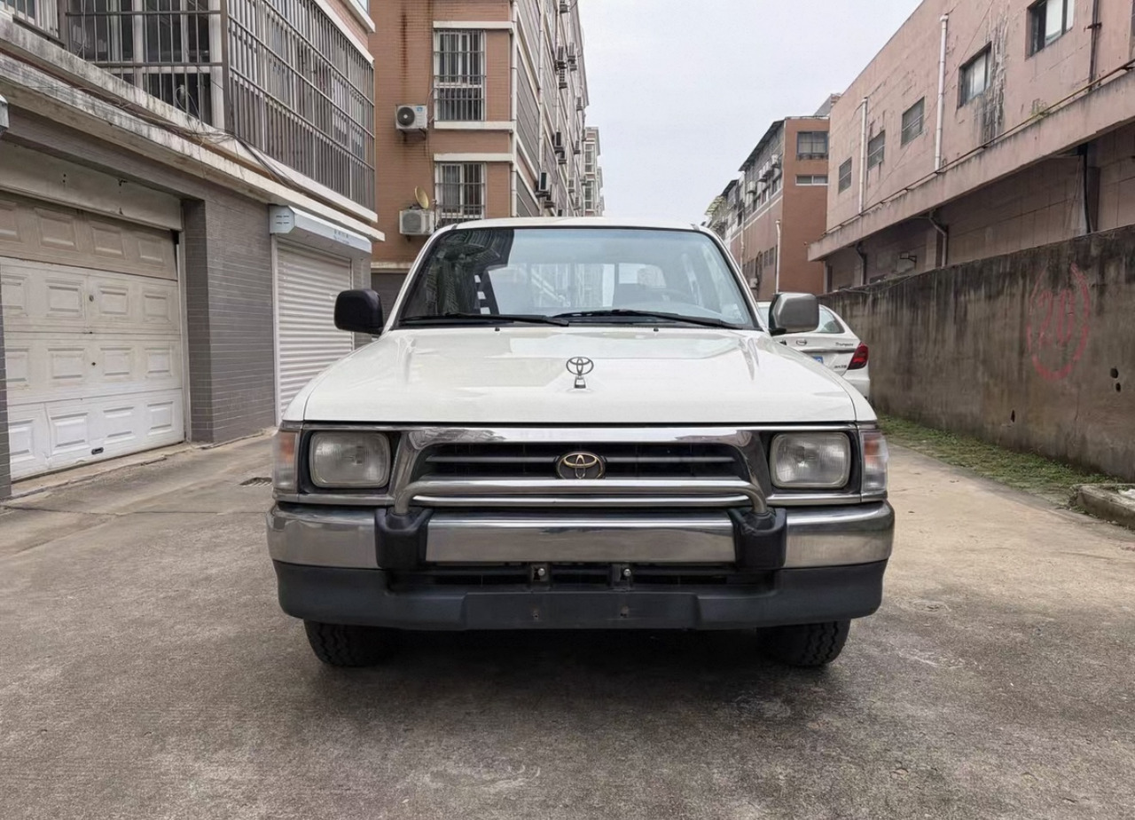 TOYOTA Toyota Hilux Truck Click for Discount - Autocarro ribaltabile: foto 2 TOYOTA Toyota Hilux Truck Click for Discount - Autocarro ribaltabile: foto 2