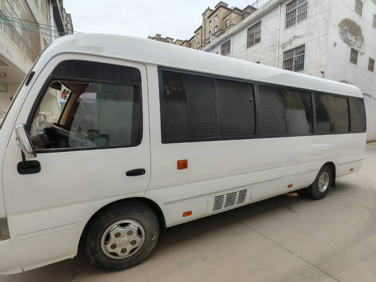 TOYOTA White Mini Bus 29 Seats Click Here for Discount - Pullman: foto 4 TOYOTA White Mini Bus 29 Seats Click Here for Discount - Pullman: foto 4