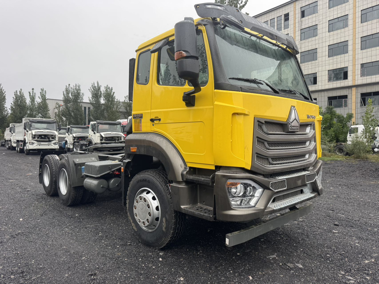 SINOTRUK HOWO 430HP Hydraulic Lift-Equipped Tractor Unit Click for Discount - Trattore stradale: foto 3 SINOTRUK HOWO 430HP Hydraulic Lift-Equipped Tractor Unit Click for Discount - Trattore stradale: foto 3