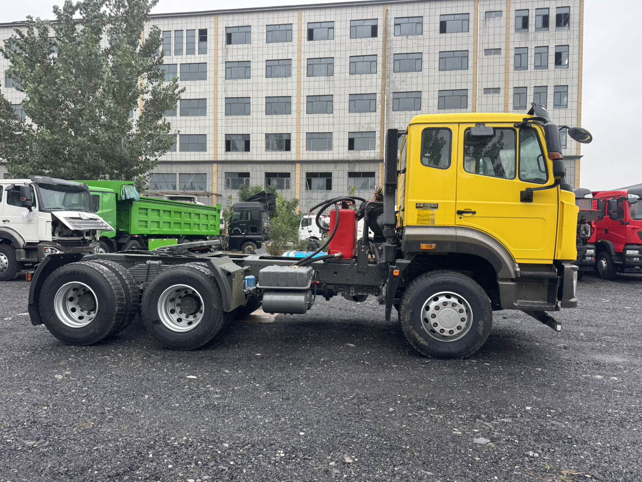 SINOTRUK HOWO 430HP Hydraulic Lift-Equipped Tractor Unit Click for Discount - Trattore stradale: foto 4 SINOTRUK HOWO 430HP Hydraulic Lift-Equipped Tractor Unit Click for Discount - Trattore stradale: foto 4