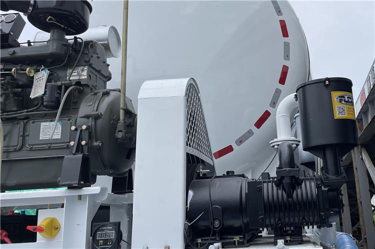 TITAN 4 Axle Bulker Cement Tanker Trailer for Sale In Zambia - Semirimorchio cisterna: foto 3 TITAN 4 Axle Bulker Cement Tanker Trailer for Sale In Zambia - Semirimorchio cisterna: foto 3