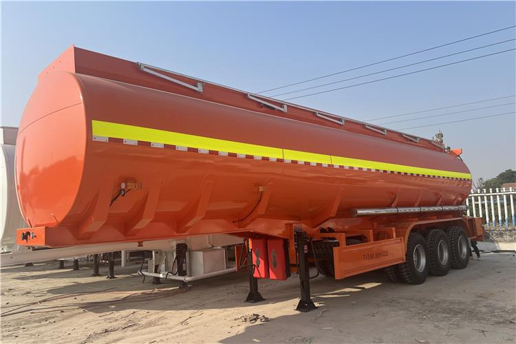 TITAN 45000 Liters Fuel Oil Diesel Tanker Trailer for Sale In Saudi Arabia - Semirimorchio cisterna: foto 1 TITAN 45000 Liters Fuel Oil Diesel Tanker Trailer for Sale In Saudi Arabia - Semirimorchio cisterna: foto 1