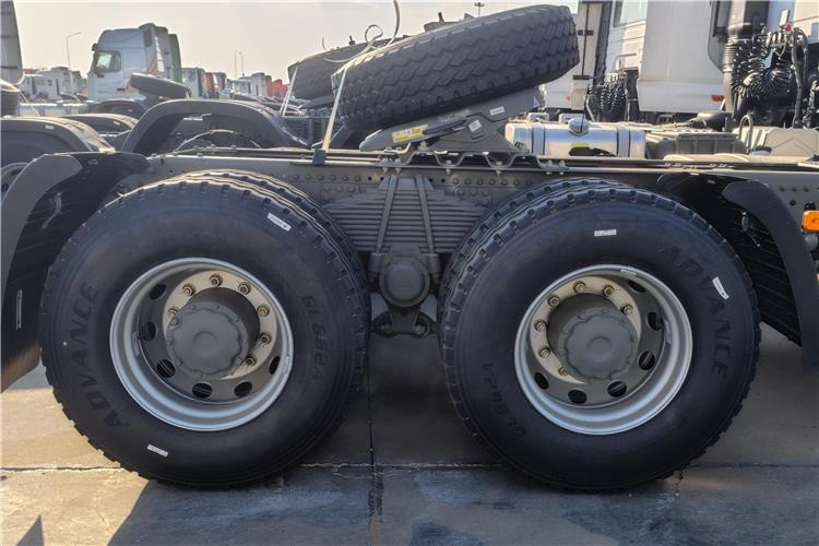 SINOTRUK Howo NX Truck Tractor 6x4 380hp Price for Sale In Tanzania - Trattore stradale: foto 5 SINOTRUK Howo NX Truck Tractor 6x4 380hp Price for Sale In Tanzania - Trattore stradale: foto 5