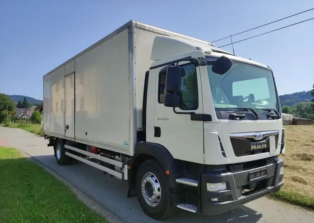 MAN TGM 15.290 kontener , winda - Autocarro furgonato: foto 1 MAN TGM 15.290 kontener , winda - Autocarro furgonato: foto 1