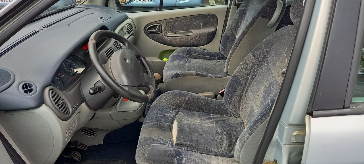 MEGANE ESSENCE (241) - Autovettura: foto 4 MEGANE ESSENCE (241) - Autovettura: foto 4