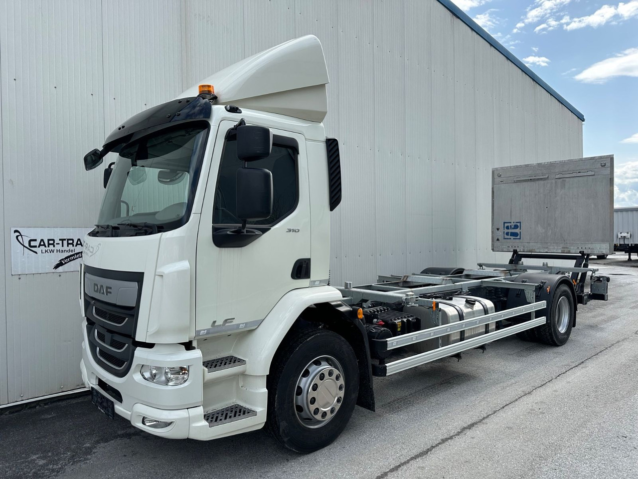 DAF LF 310 8G LBW Bär2T 3J-Garatnie DAF LF 310 8G LBW Bär2T 3J-Garatnie - Autocarro portacontainer/ Caisse interchangeable: foto 1 DAF LF 310 8G LBW Bär2T 3J-Garatnie DAF LF 310 8G LBW Bär2T 3J-Garatnie - Autocarro portacontainer/ Caisse interchangeable: foto 1