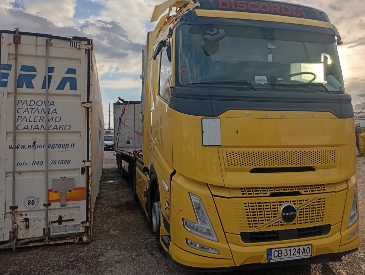 VOLVO FH 460 Aero, Damaged, Located in Bari,Italy - Trattore stradale: foto 1 VOLVO FH 460 Aero, Damaged, Located in Bari,Italy - Trattore stradale: foto 1