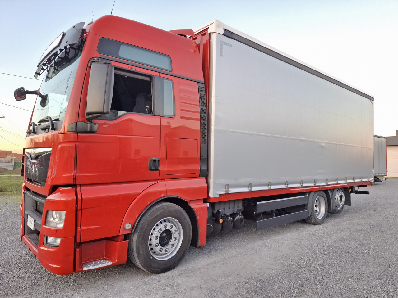 MAN TGX 26.440 E6 - Camion centinato: foto 2 MAN TGX 26.440 E6 - Camion centinato: foto 2