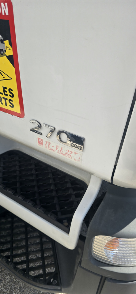 RENAULT - Autocarro frigorifero: foto 4 RENAULT - Autocarro frigorifero: foto 4