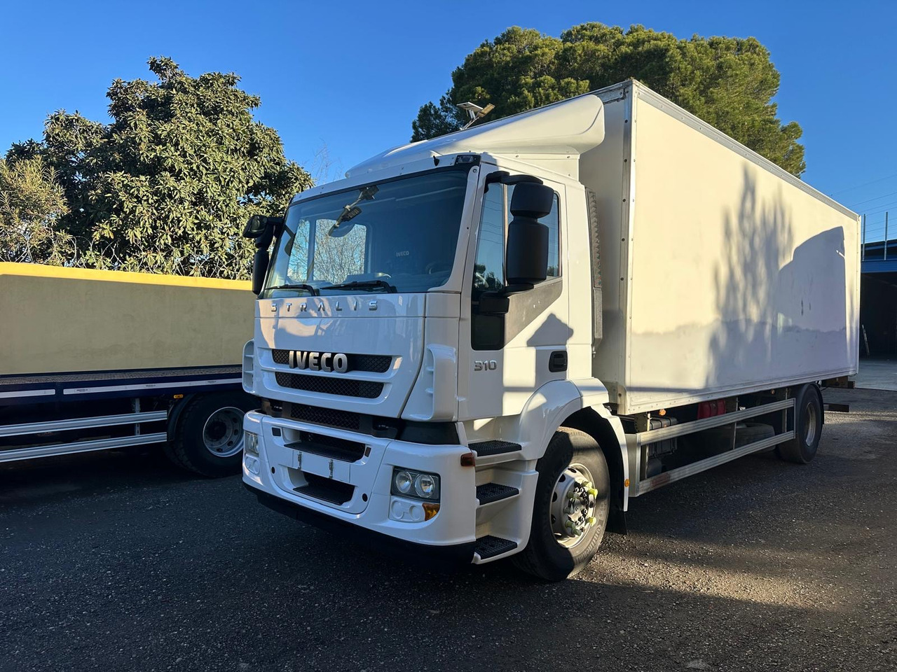 IVECO STRALIS 310 - Autocarro furgonato: foto 2 IVECO STRALIS 310 - Autocarro furgonato: foto 2