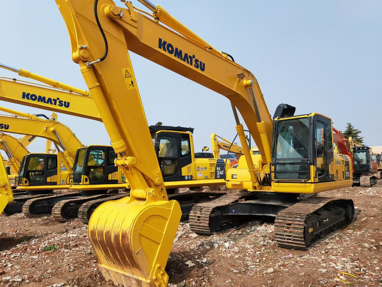 KOMATSU pc210-8 used crawler excavator japan brand hot sale - Escavatore cingolato: foto 3 KOMATSU pc210-8 used crawler excavator japan brand hot sale - Escavatore cingolato: foto 3