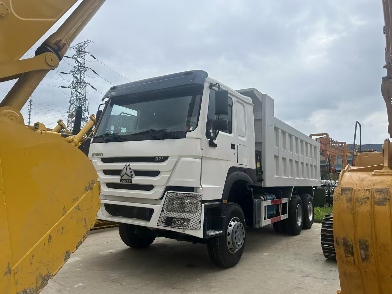 SINOTRUK howo 371 6x4 dump truck - Autocarro ribaltabile: foto 4 SINOTRUK howo 371 6x4 dump truck - Autocarro ribaltabile: foto 4