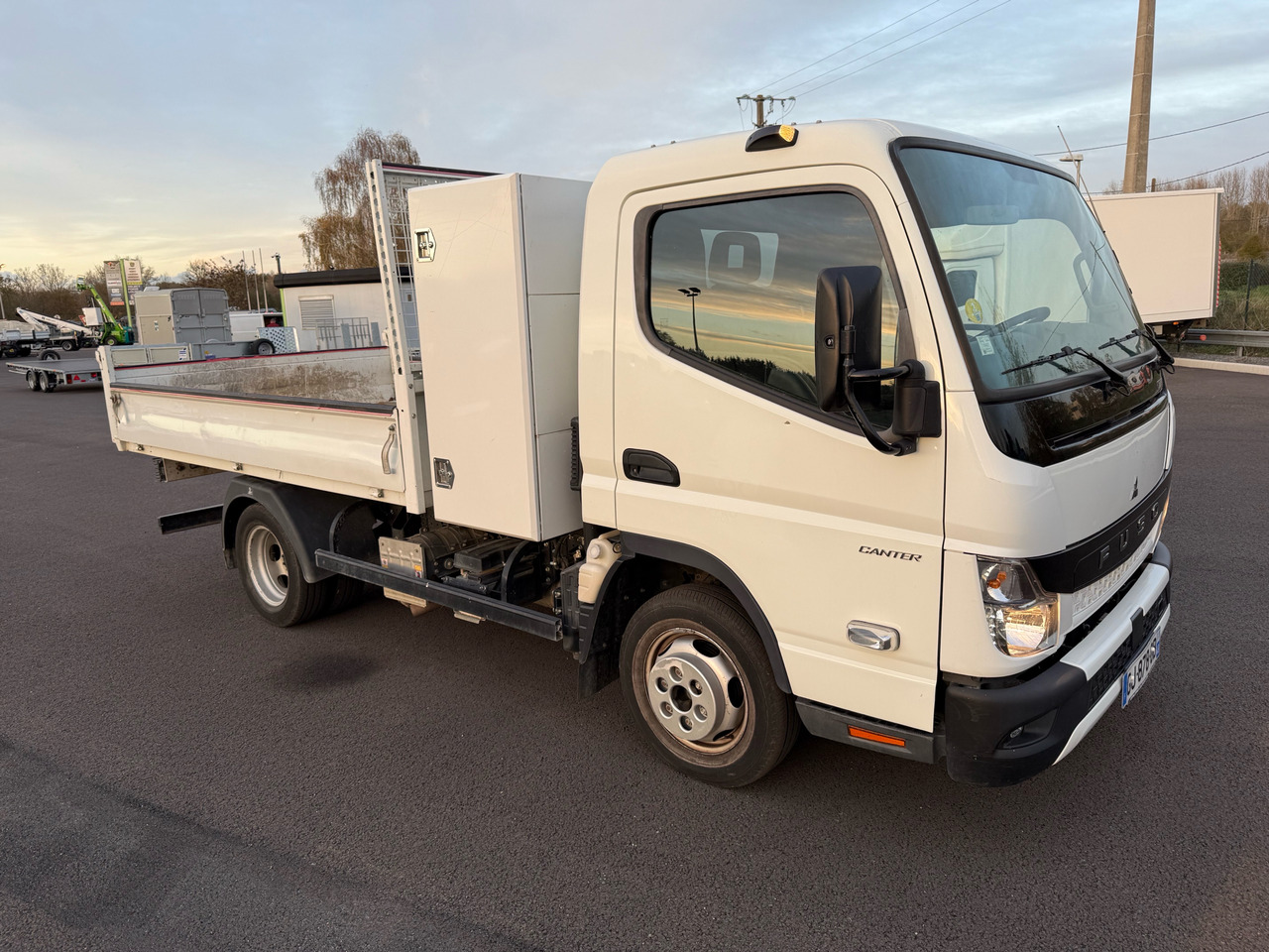 Mitsubishi Canter Fuso - Furgone ribaltabile: foto 1 Mitsubishi Canter Fuso - Furgone ribaltabile: foto 1