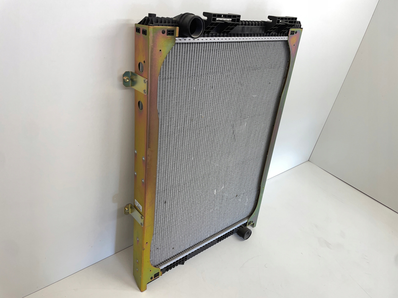 CHŁODNICA WODY MAN F2000 F 90 F 2000 F90 81061016437 - Pompa del liquido di raffreddamento per Camion: foto 2 CHŁODNICA WODY MAN F2000 F 90 F 2000 F90 81061016437 - Pompa del liquido di raffreddamento per Camion: foto 2