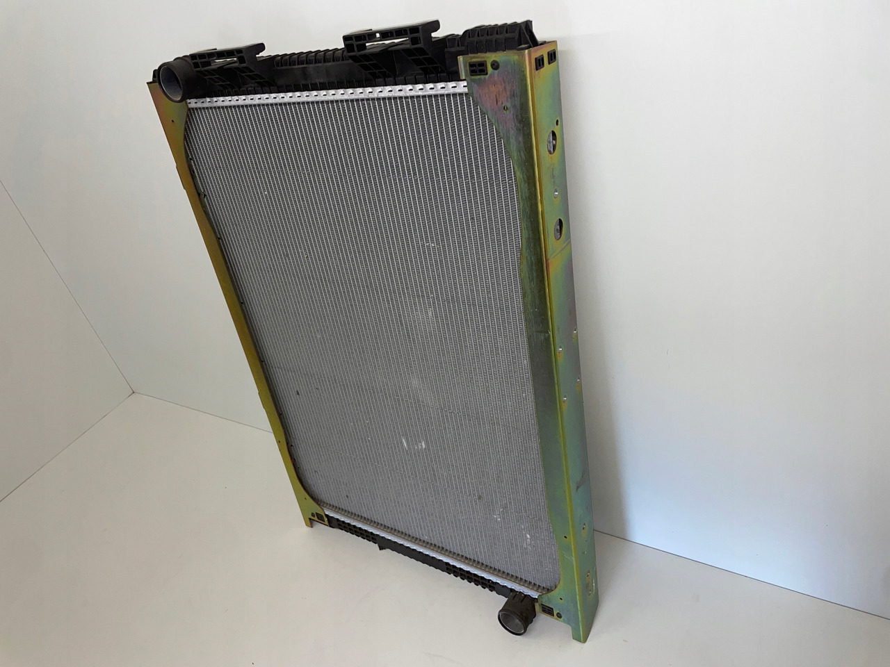 CHŁODNICA WODY MAN F2000 F 90 F 2000 F90 81061016437 - Pompa del liquido di raffreddamento per Camion: foto 3 CHŁODNICA WODY MAN F2000 F 90 F 2000 F90 81061016437 - Pompa del liquido di raffreddamento per Camion: foto 3