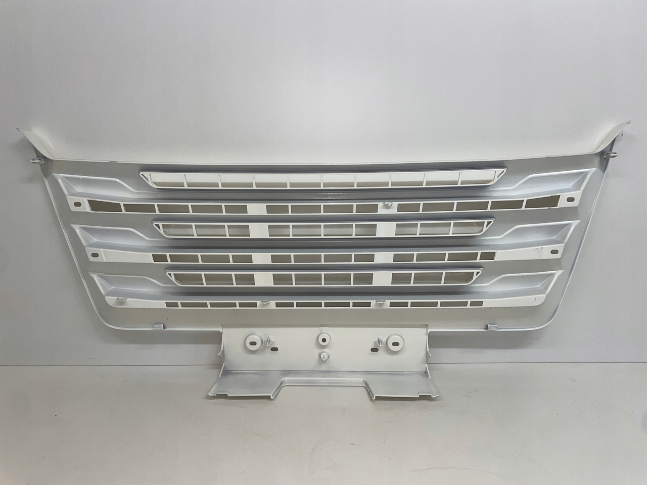 ŚRODKOWY GRILL ZDERZAKA MAN TGX TG3 TGX 3 ATRAPA 81416146085 - Griglia radiatore per Camion: foto 4 ŚRODKOWY GRILL ZDERZAKA MAN TGX TG3 TGX 3 ATRAPA 81416146085 - Griglia radiatore per Camion: foto 4