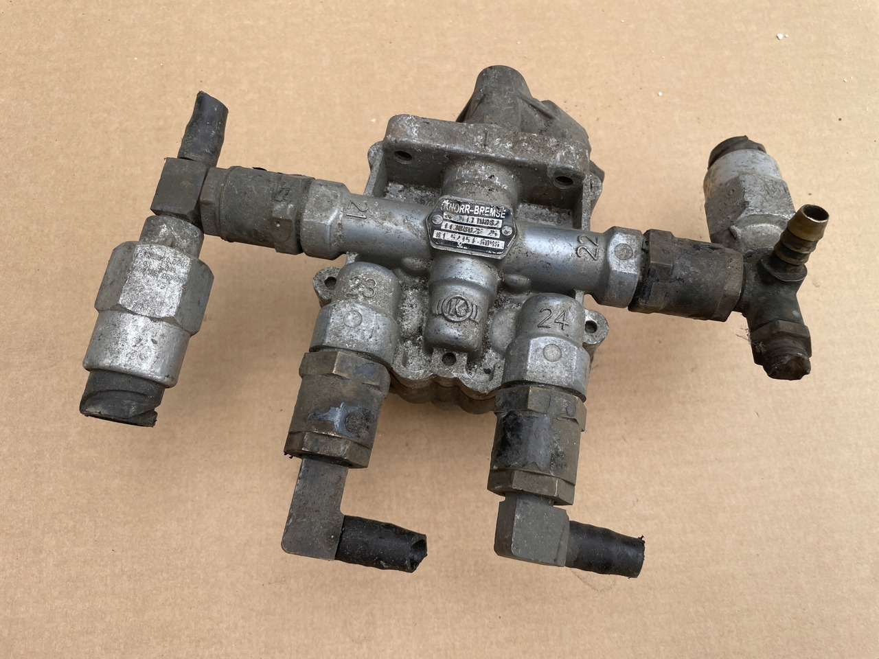 ZAWÓR CZTERODROŻNY MAN TGX TGS TGA 81521516096 - Valvola freno per Camion: foto 2 ZAWÓR CZTERODROŻNY MAN TGX TGS TGA 81521516096 - Valvola freno per Camion: foto 2
