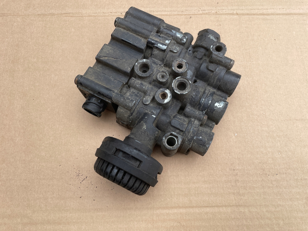 ZAWÓR PODUSZEK ECAS MAN TGA TGX TGS 4729000550 - Sospensione pneumatica per Camion: foto 1 ZAWÓR PODUSZEK ECAS MAN TGA TGX TGS 4729000550 - Sospensione pneumatica per Camion: foto 1