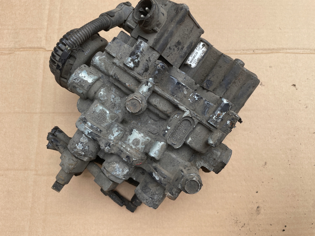 ZAWÓR PODUSZEK ECAS MAN TGA TGX TGS 4729000570 - Sospensione pneumatica per Camion: foto 2 ZAWÓR PODUSZEK ECAS MAN TGA TGX TGS 4729000570 - Sospensione pneumatica per Camion: foto 2