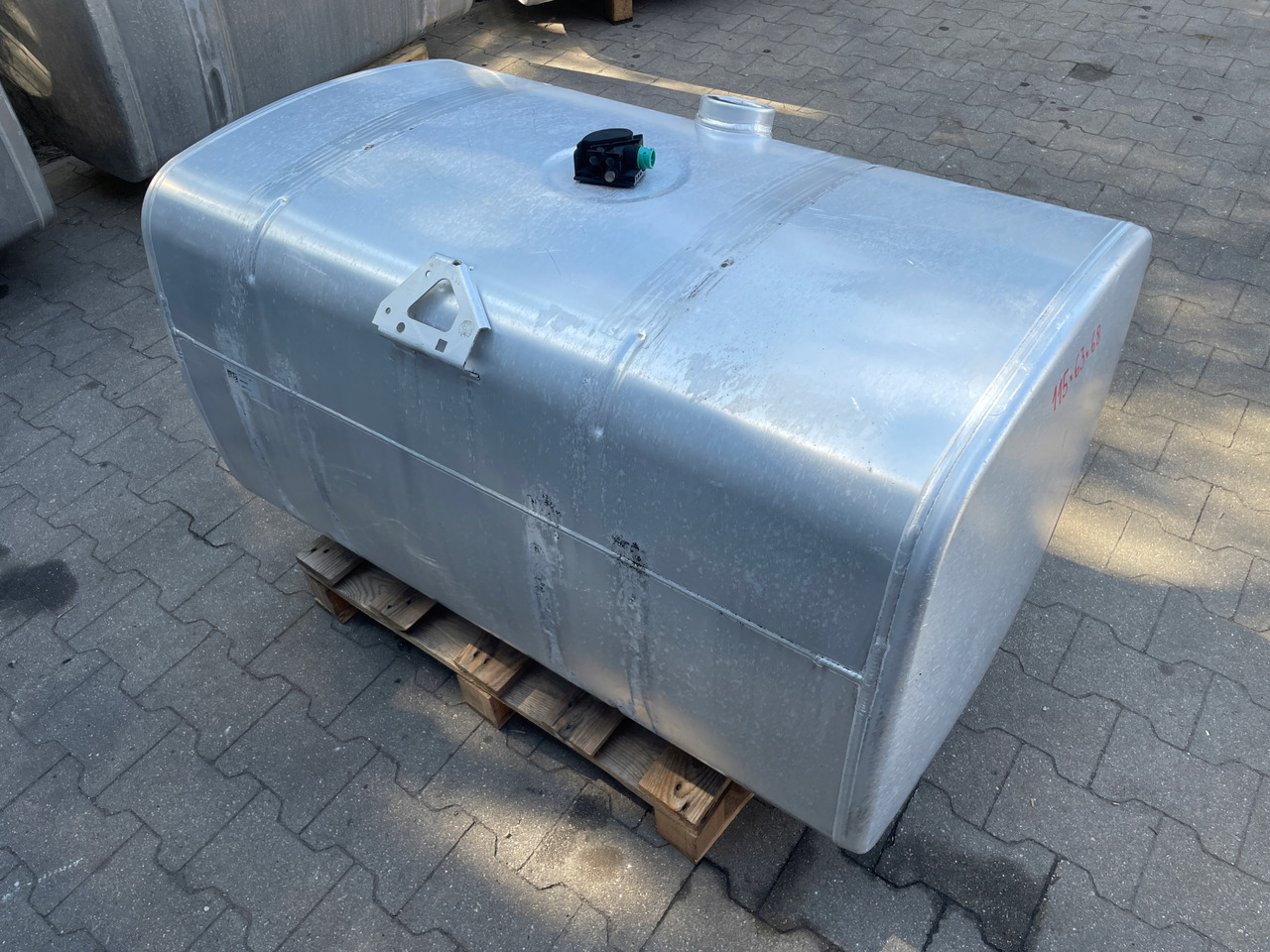 Serbatoio carburante per Camion ZBIORNIK PALIWA 430L DAF XF 1949909: foto 6 Serbatoio carburante per Camion ZBIORNIK PALIWA 430L DAF XF 1949909: foto 6