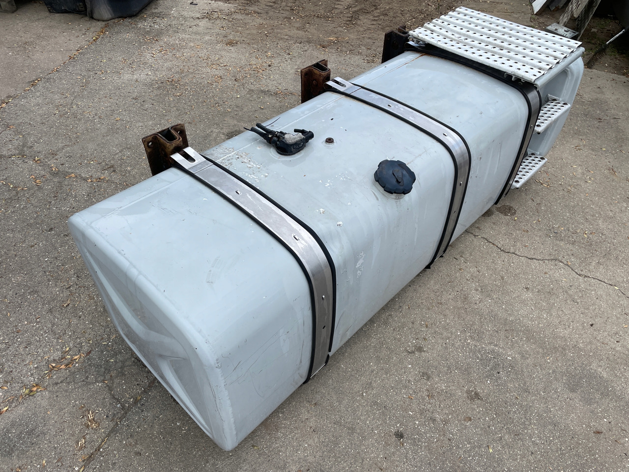 ZBIORNIK PALIWA 780 L MAN TGA TGX TGS 81122015670 - Serbatoio carburante per Camion: foto 2 ZBIORNIK PALIWA 780 L MAN TGA TGX TGS 81122015670 - Serbatoio carburante per Camion: foto 2