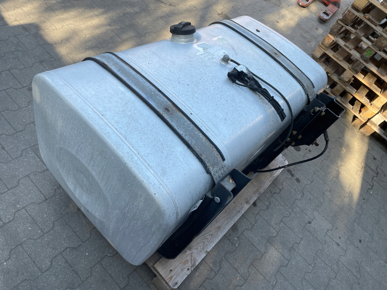 ZBIORNIK PALIWA MAN TGA TGX TGS 480 L LOW DECK 81122015841 - Serbatoio carburante per Camion: foto 4 ZBIORNIK PALIWA MAN TGA TGX TGS 480 L LOW DECK 81122015841 - Serbatoio carburante per Camion: foto 4