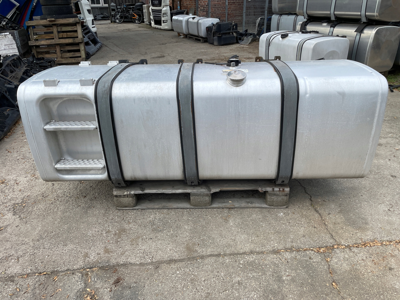 ZBIORNIK PALIWA MAN TGX TGS TGX3 TG3 910 L 81122016846 - Serbatoio carburante per Camion: foto 1 ZBIORNIK PALIWA MAN TGX TGS TGX3 TG3 910 L 81122016846 - Serbatoio carburante per Camion: foto 1