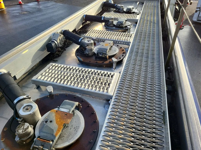 Mercedes-Benz Antos 1824 - Camion cisterna: foto 4 Mercedes-Benz Antos 1824 - Camion cisterna: foto 4