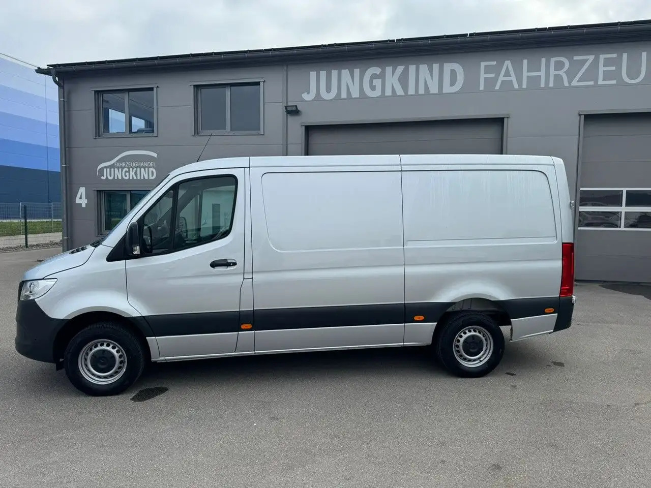 Mercedes-Benz Sprinter 317 CDI Flach Lang Silber Klima MBUX - Furgone chiuso: foto 3 Mercedes-Benz Sprinter 317 CDI Flach Lang Silber Klima MBUX - Furgone chiuso: foto 3