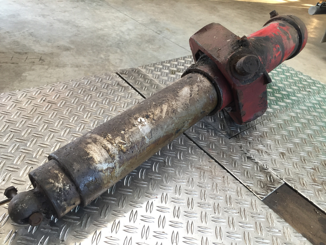 Gebrauchter Hydraulik Kippzylinder MEILLER für MAN 19.362 F90, Artikel - Nr. : A 999 999 99 99 - Cilindro idraulico per Camion: foto 5 Gebrauchter Hydraulik Kippzylinder MEILLER für MAN 19.362 F90, Artikel - Nr. : A 999 999 99 99 - Cilindro idraulico per Camion: foto 5