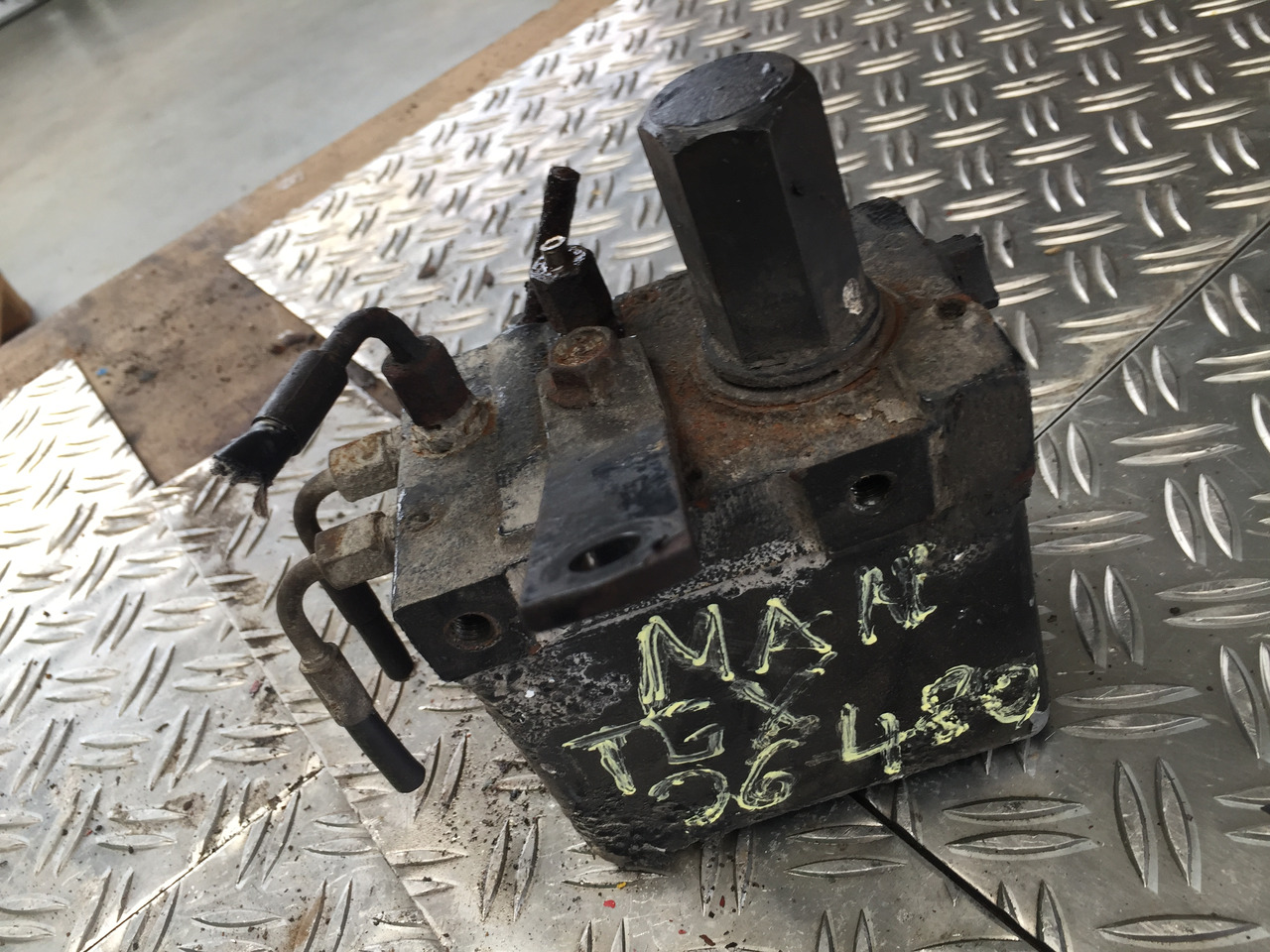 Gebrauchtes Elektr. - Hydr. Fahrerhaus Kippventil, MAN TGX 26.480, Artikel - Nr. : 81.9999 - 9999 - Valvola idraulica per Camion: foto 2 Gebrauchtes Elektr. - Hydr. Fahrerhaus Kippventil, MAN TGX 26.480, Artikel - Nr. : 81.9999 - 9999 - Valvola idraulica per Camion: foto 2