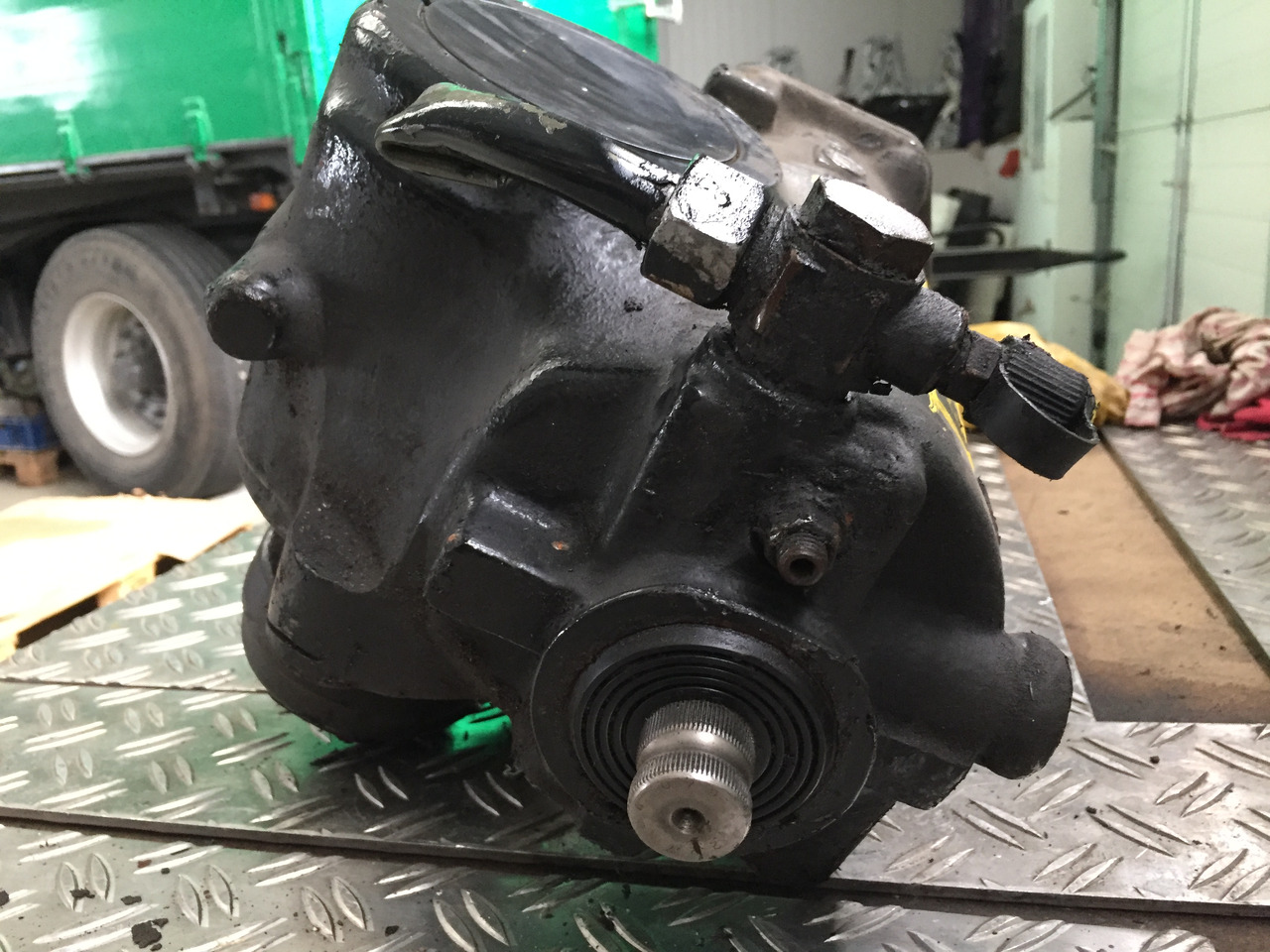 Gebrauchtes Lenkgetriebe MAN TGA 18.430, Artikel - Nr.: 81.46200-6410 - Scatola dello sterzo per Camion: foto 4 Gebrauchtes Lenkgetriebe MAN TGA 18.430, Artikel - Nr.: 81.46200-6410 - Scatola dello sterzo per Camion: foto 4