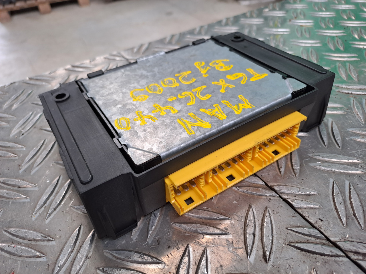 Gebrauchtes MAN TGX 26.440 Steuergerät Luftfederung ECAS 6x2, Artikel - Nr. : 81.25811 – 7020 - ECU per Camion: foto 3 Gebrauchtes MAN TGX 26.440 Steuergerät Luftfederung ECAS 6x2, Artikel - Nr. : 81.25811 – 7020 - ECU per Camion: foto 3