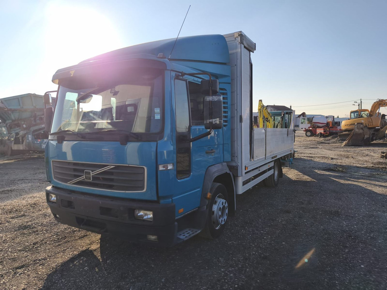 VOLVO FL 12 250, 2004 god. - Autocarro con pianale/ Cassone fisso: foto 3 VOLVO FL 12 250, 2004 god. - Autocarro con pianale/ Cassone fisso: foto 3