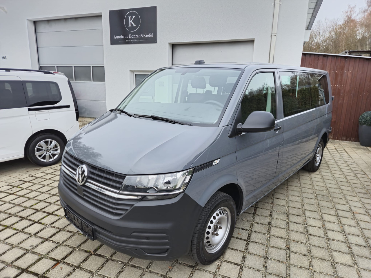VOLKSWAGEN T6.1 Transporter Kombi LR/Navi/AppCon./6-Sitzer - Pulmino: foto 1 VOLKSWAGEN T6.1 Transporter Kombi LR/Navi/AppCon./6-Sitzer - Pulmino: foto 1