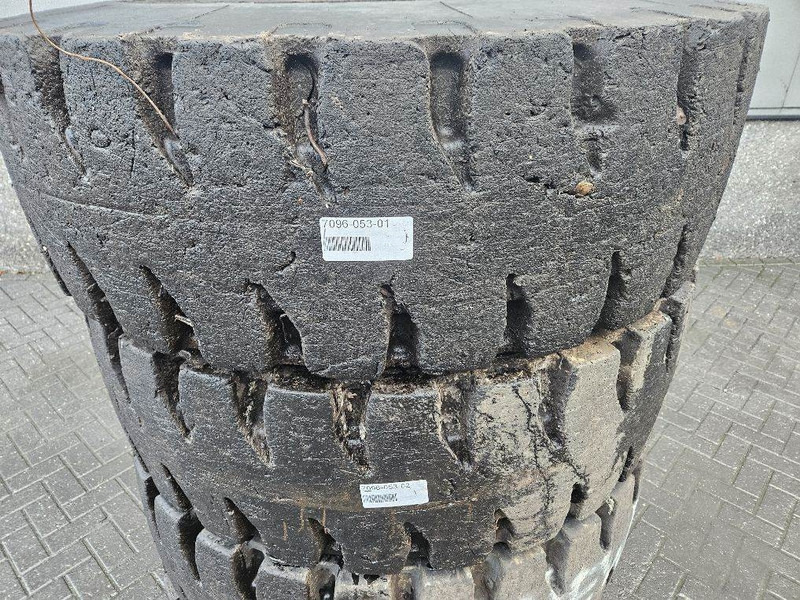 New Holland W110C-Barkley 17.5R25-Tire/Reifen/Band - Cerchi e pneumatici per Macchina da cantiere: foto 2 New Holland W110C-Barkley 17.5R25-Tire/Reifen/Band - Cerchi e pneumatici per Macchina da cantiere: foto 2