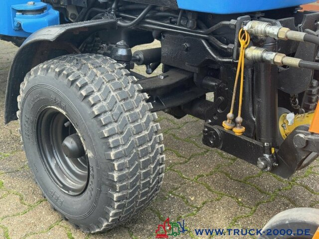 Iseki 2120 Winterdienst Besen + Streuer 2 Zapfwellen - Trattore comunale: foto 3 Iseki 2120 Winterdienst Besen + Streuer 2 Zapfwellen - Trattore comunale: foto 3