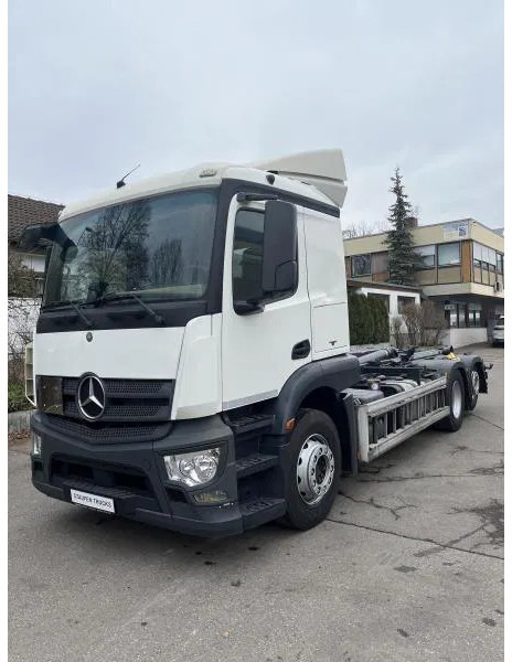 Mercedes-Benz Actros 2643 BL 6x2 Abroller - Autocarro portacontainer/ Caisse interchangeable: foto 1 Mercedes-Benz Actros 2643 BL 6x2 Abroller - Autocarro portacontainer/ Caisse interchangeable: foto 1