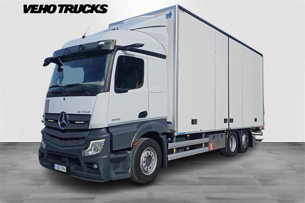Mercedes-Benz Actros 2553L - Kokosivuaukeva - Autocarro furgonato: foto 1 Mercedes-Benz Actros 2553L - Kokosivuaukeva - Autocarro furgonato: foto 1