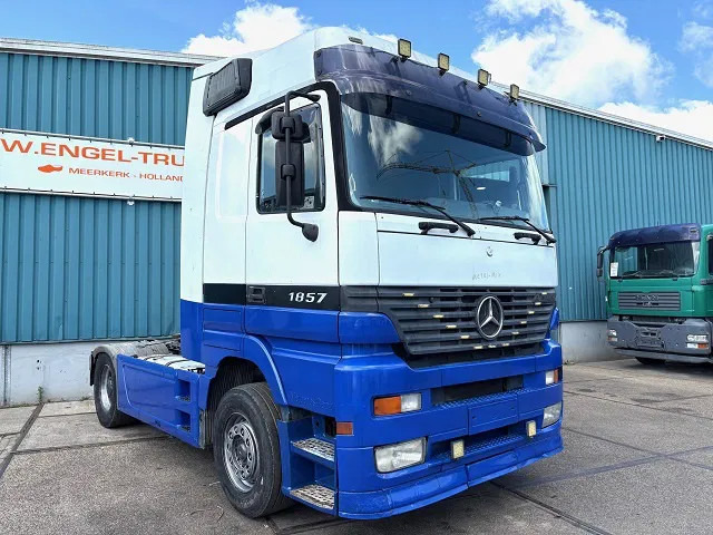 Mercedes-Benz Actros 1857 LS (MP1) MEGASPACE (EPS WITH CLUTCH (3-PEDALS) / RETARDER / REDUCTION AXLE / AIRCONDITIONING) - Trattore stradale: foto 2 Mercedes-Benz Actros 1857 LS (MP1) MEGASPACE (EPS WITH CLUTCH (3-PEDALS) / RETARDER / REDUCTION AXLE / AIRCONDITIONING) - Trattore stradale: foto 2