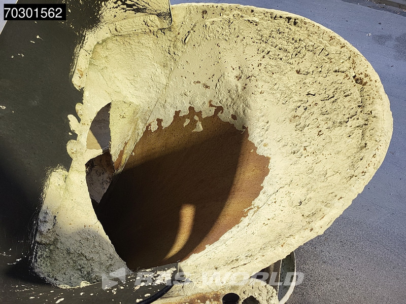 Mercedes-Benz Axor 3240 8X4 9m3 Liebherr mixer Steel suspension Manual Euro 5 - Autobetoniera: foto 5 Mercedes-Benz Axor 3240 8X4 9m3 Liebherr mixer Steel suspension Manual Euro 5 - Autobetoniera: foto 5