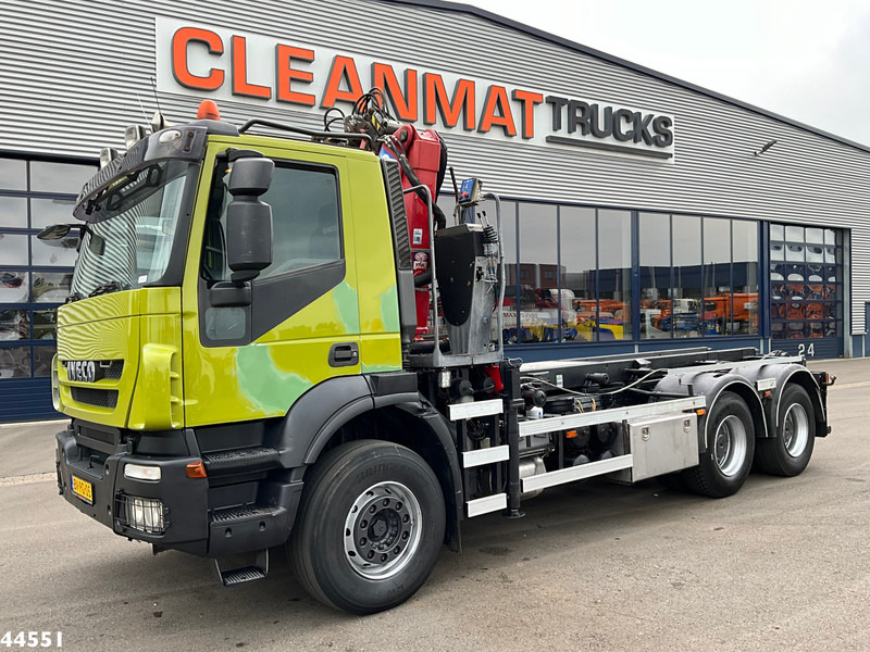 Iveco AD260T41 6x4 HMF 16 Tonmeter Z-kraan - Camion con sistema di cavi, Camion con gru: foto 2 Iveco AD260T41 6x4 HMF 16 Tonmeter Z-kraan - Camion con sistema di cavi, Camion con gru: foto 2