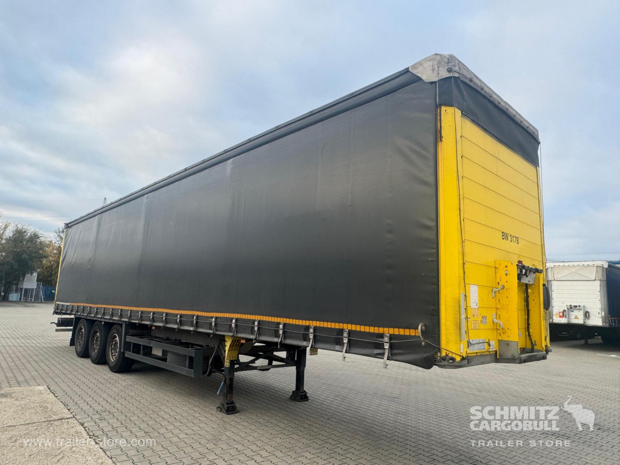 SCHMITZ Curtainsider Standard - Semirimorchio centinato: foto 1 SCHMITZ Curtainsider Standard - Semirimorchio centinato: foto 1