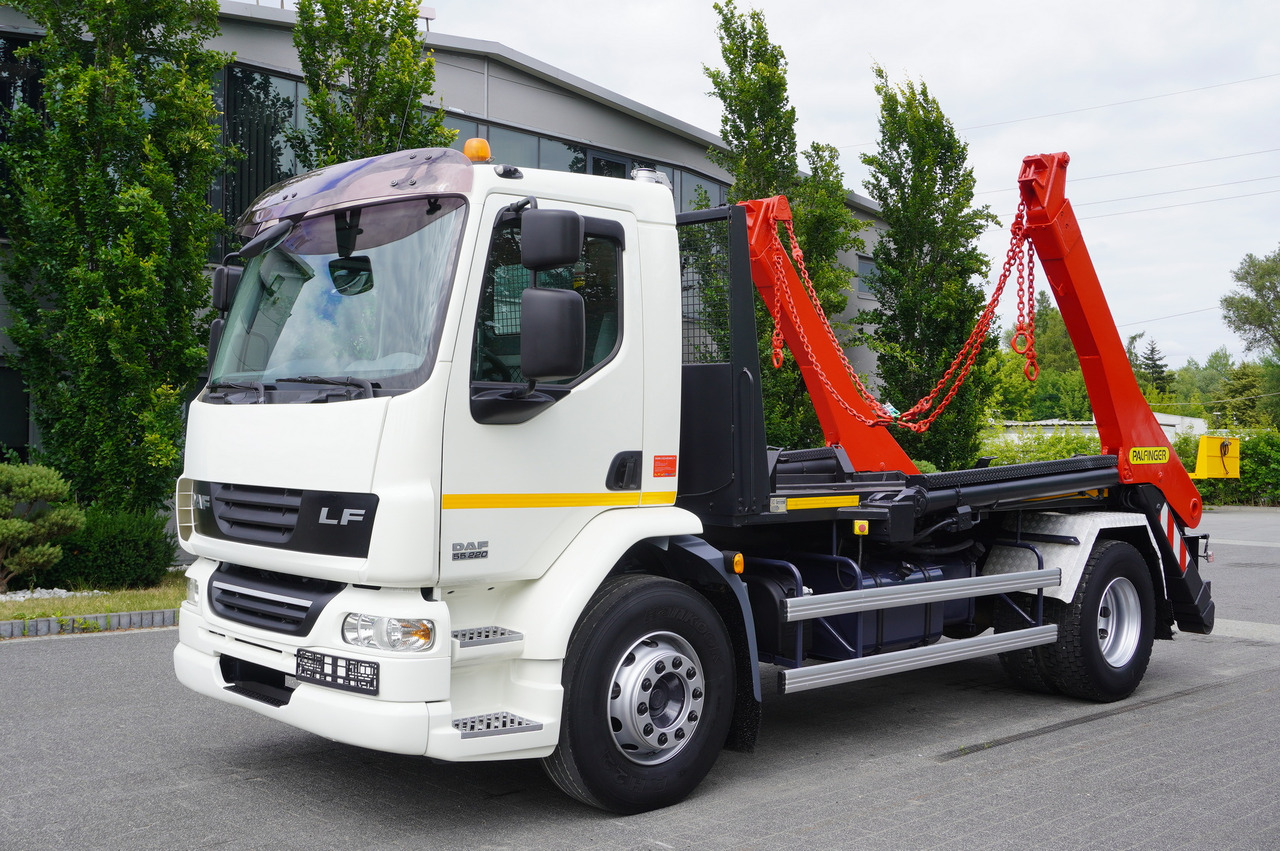 DAF LF 55.220 Skip loader GUIMA PALFINGER M14T - Autocarro multibenna: foto 1 DAF LF 55.220 Skip loader GUIMA PALFINGER M14T - Autocarro multibenna: foto 1