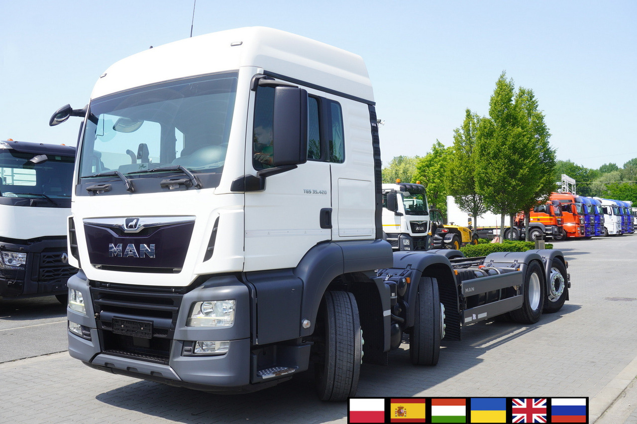MAN TGS 35.420 8x2 / Chassis 6.4 m / 3 steered axles - Camion con gru: foto 1 MAN TGS 35.420 8x2 / Chassis 6.4 m / 3 steered axles - Camion con gru: foto 1