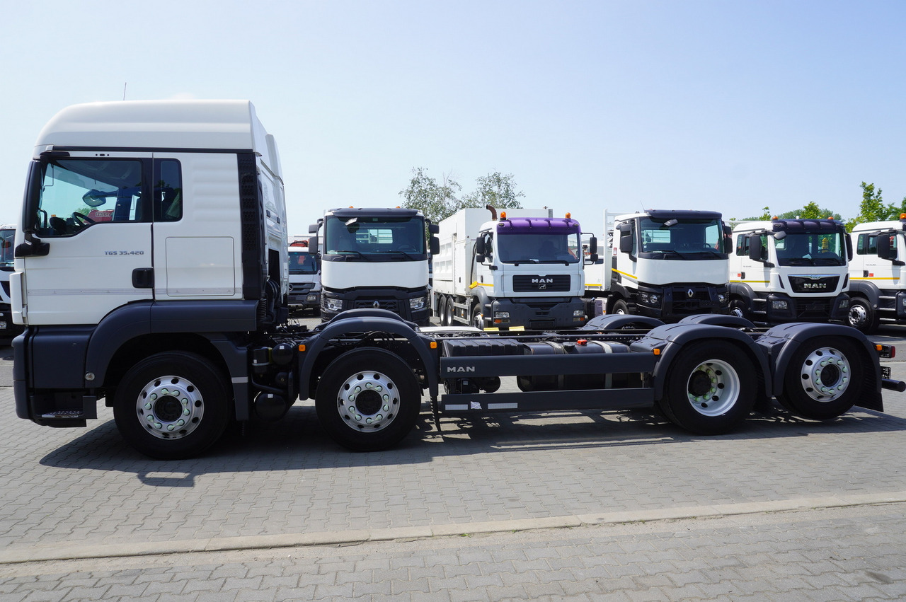 MAN TGS 35.420 8x2 / Chassis 6.4 m / 3 steered axles - Camion con gru: foto 3 MAN TGS 35.420 8x2 / Chassis 6.4 m / 3 steered axles - Camion con gru: foto 3