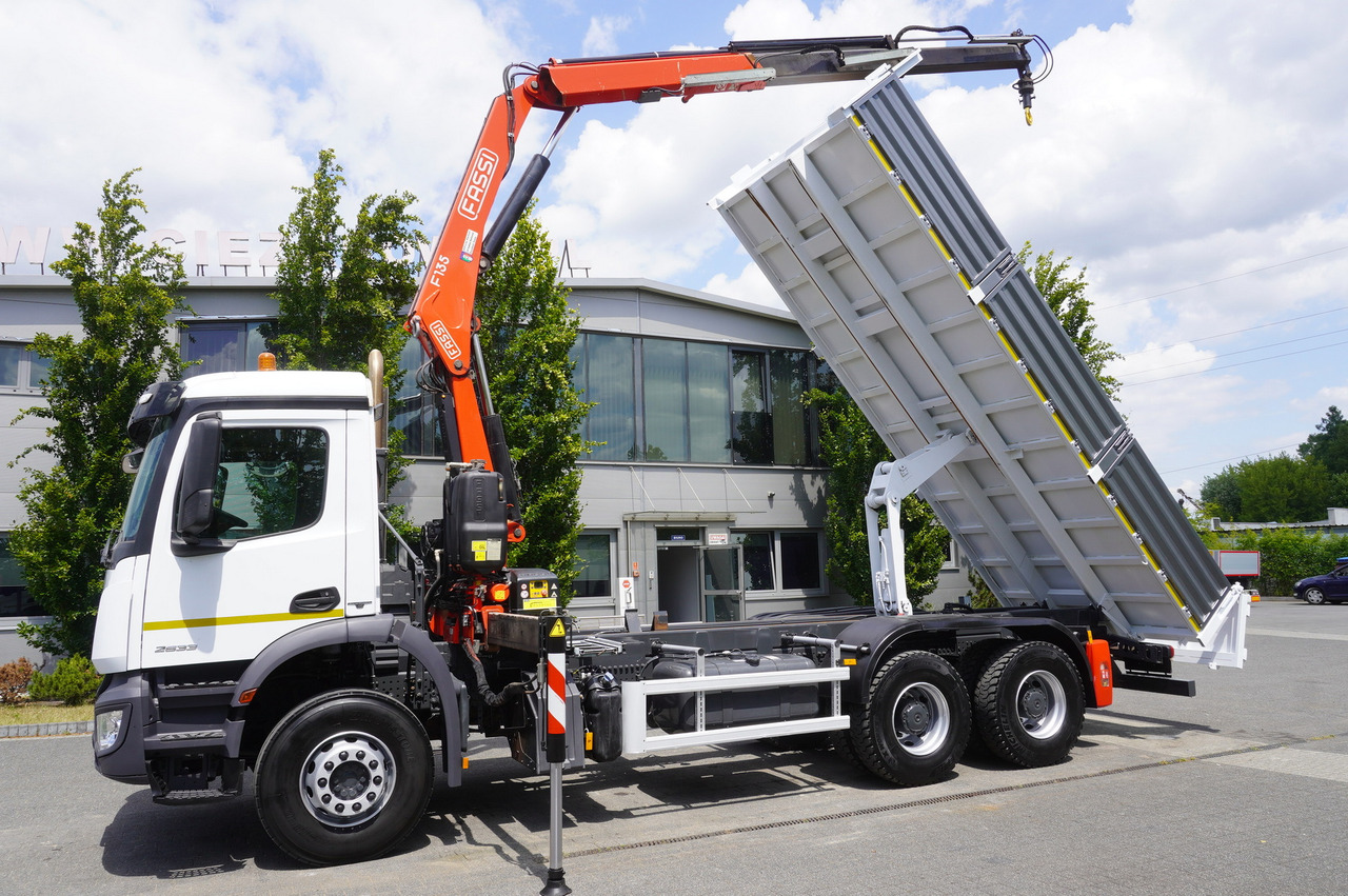 MERCEDES-BENZ AROCS 2633 6x4 / 5.5 T crane FASSI F135 / Tipper 15 EPAL - Autocarro con pianale/ Cassone fisso, Camion con gru: foto 5 MERCEDES-BENZ AROCS 2633 6x4 / 5.5 T crane FASSI F135 / Tipper 15 EPAL - Autocarro con pianale/ Cassone fisso, Camion con gru: foto 5