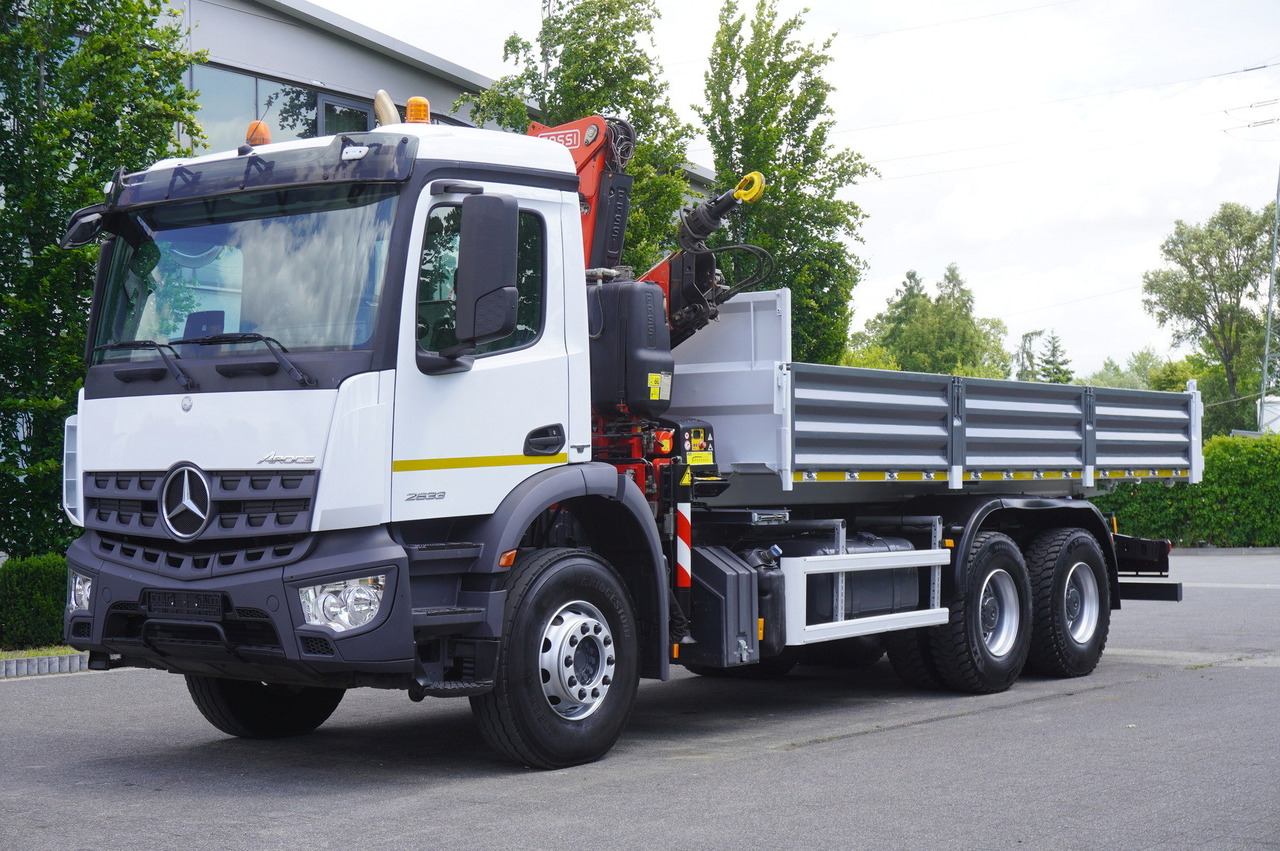 MERCEDES-BENZ AROCS 2633 6x4 / 5.5 T crane FASSI F135 / Tipper 15 EPAL - Autocarro con pianale/ Cassone fisso, Camion con gru: foto 2 MERCEDES-BENZ AROCS 2633 6x4 / 5.5 T crane FASSI F135 / Tipper 15 EPAL - Autocarro con pianale/ Cassone fisso, Camion con gru: foto 2